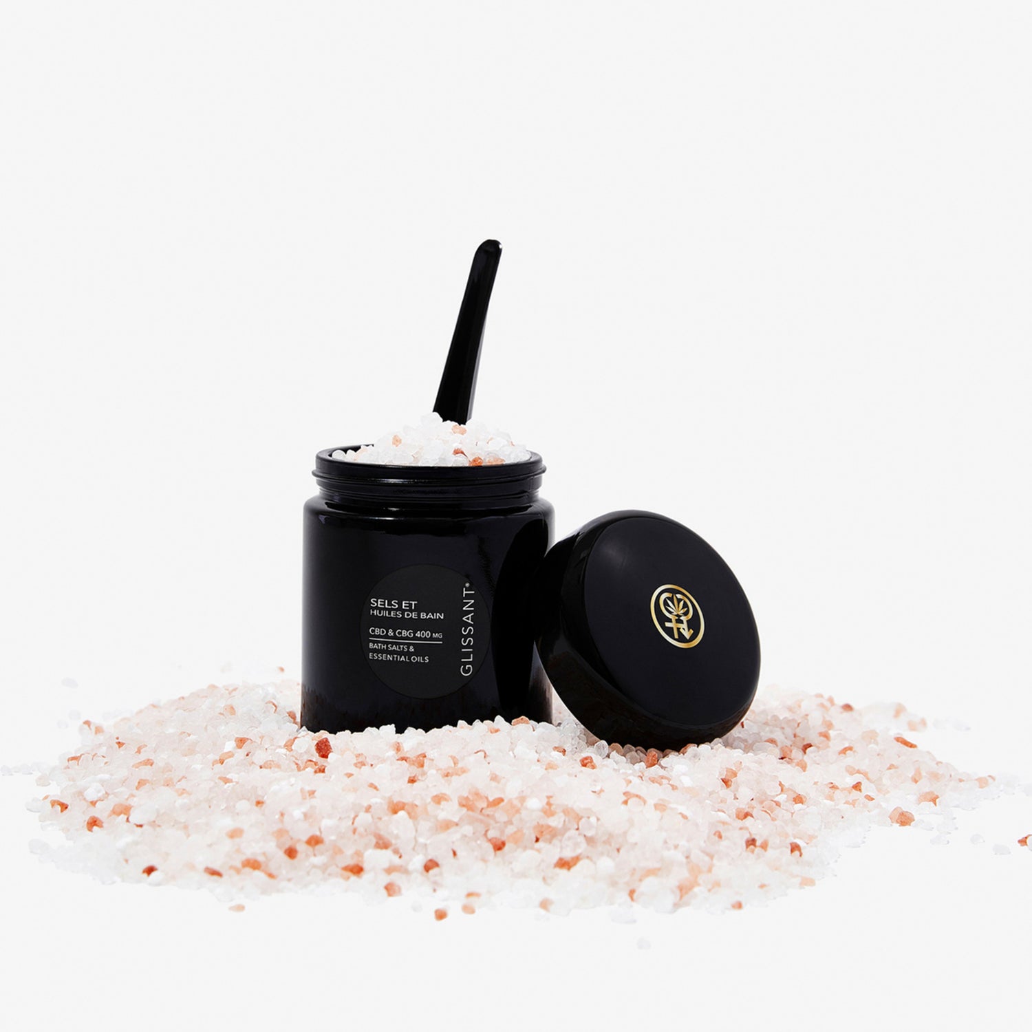 Glissant Sels et Huiles de Bain CBD and CBG Bath Salts and Oils Size variant: 9.5 oz | 280 ml lifestyle image .