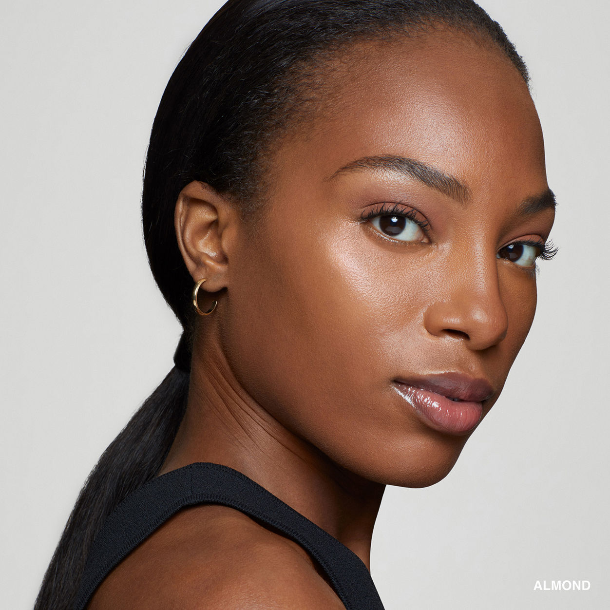 Model image of Bobbi Brown Intensive Serum Foundation SPF 40/30 variant: Almond