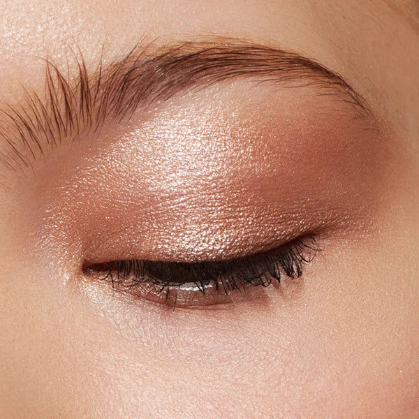 Model image of Neen Pretty Shady Pressed Pigment variant: Beam