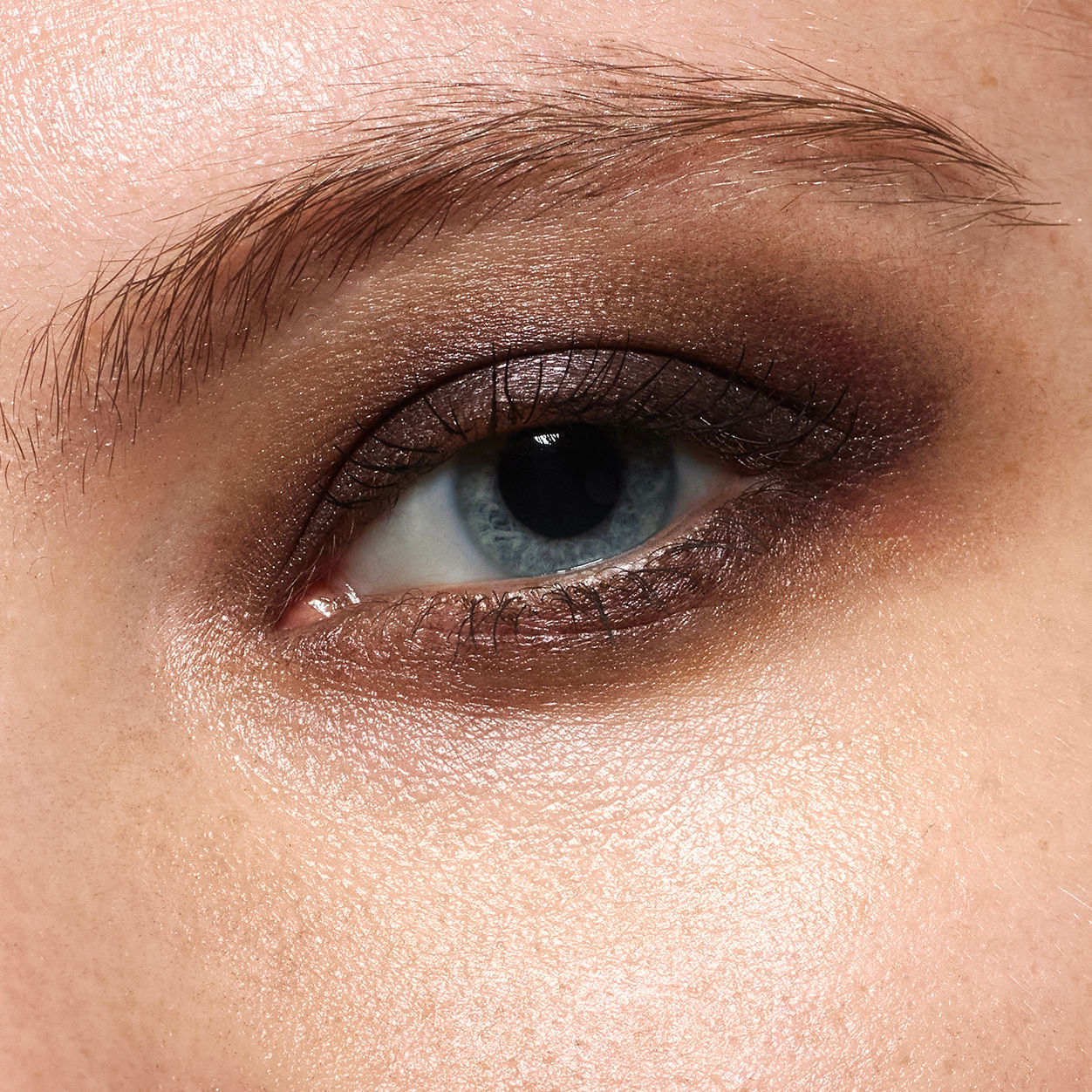 Model image of Neen Pretty Shady Pressed Pigment variant: Beet