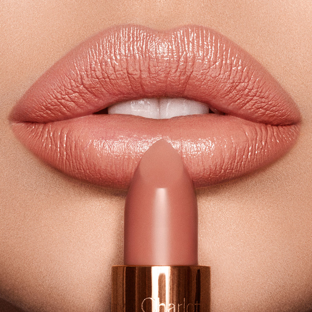 Model image of Charlotte Tilbury K.I.S.S.I.N.G. Lipstick variant: Bitch Perfect