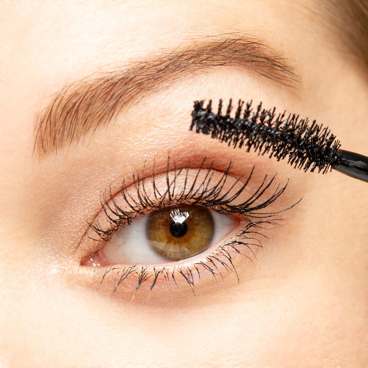 Model image of Lune+Aster Eclipse Volumizing and Curling Mascara variant: Black