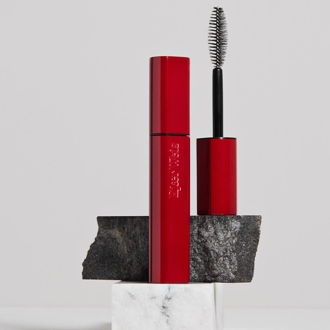 Lifestyle image of Kjaer Weis Im-Possible Mascara variant: Black
