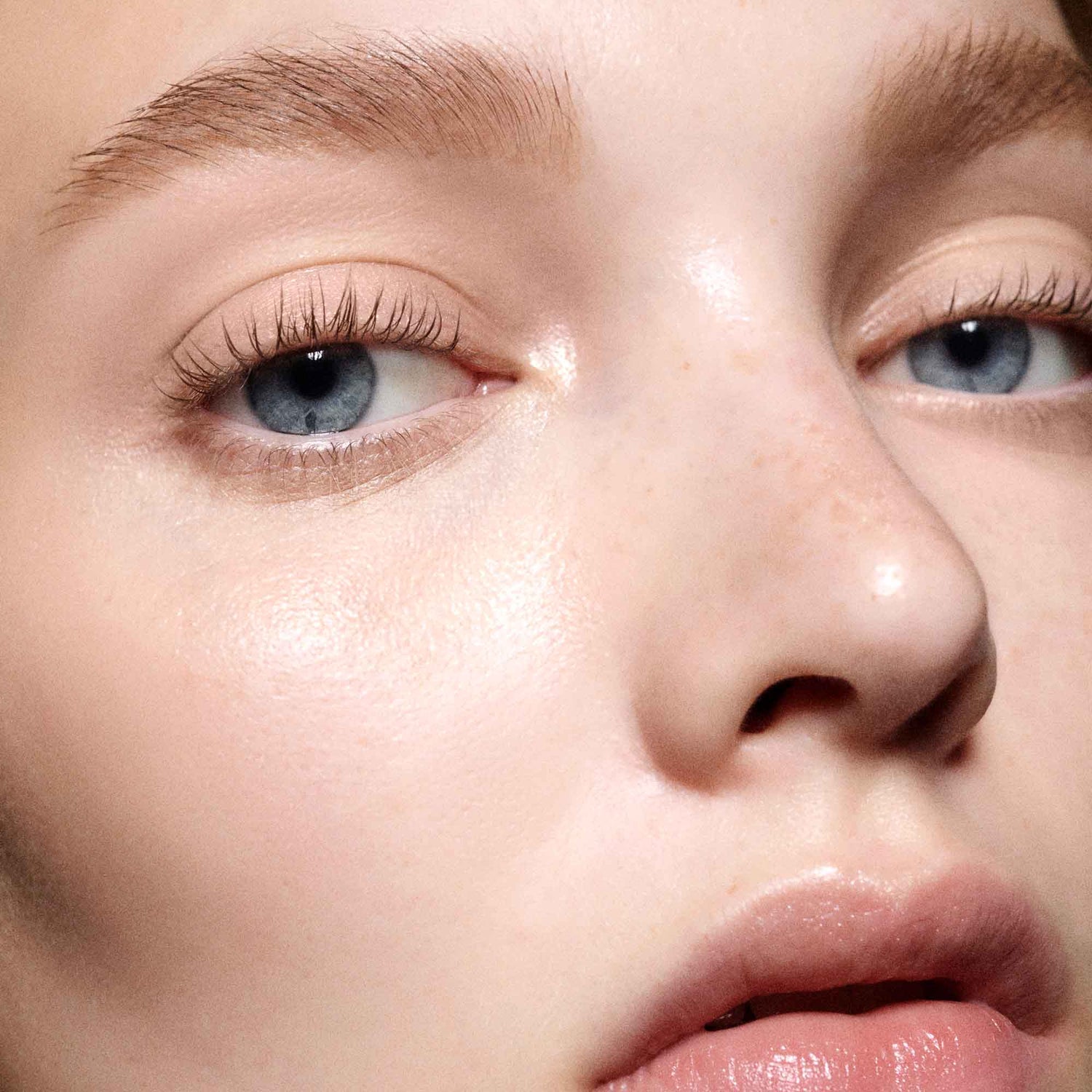 Model image of Victoria Beckham Beauty FeatherFix variant: Blonde