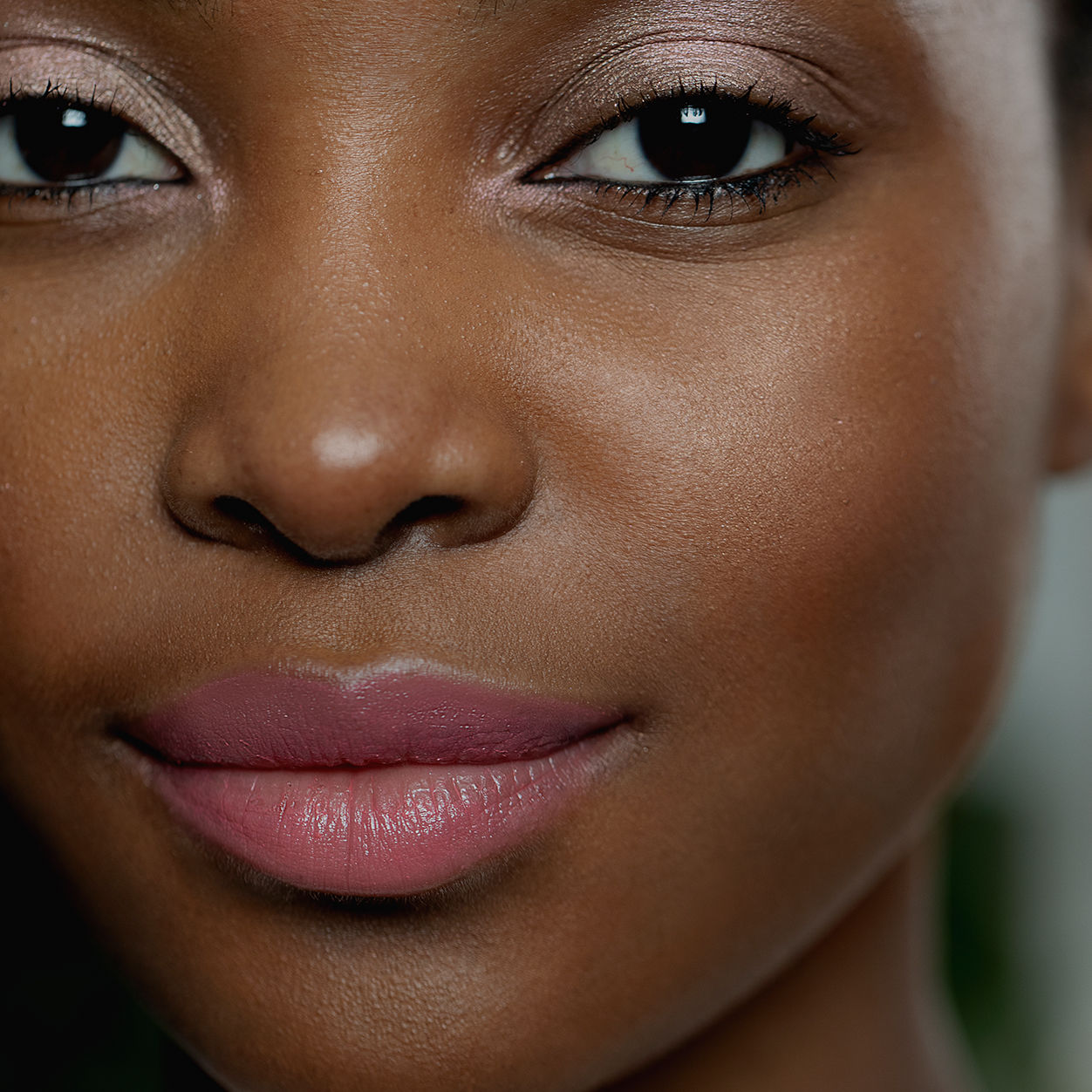 Model image of Sisley-Paris Ombre Éclat Liquide Eyeshadow variant: Champagne