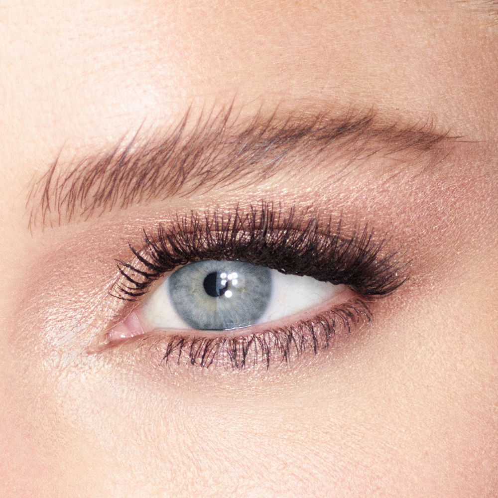 Model image of Charlotte Tilbury Champagne variant: Champagne