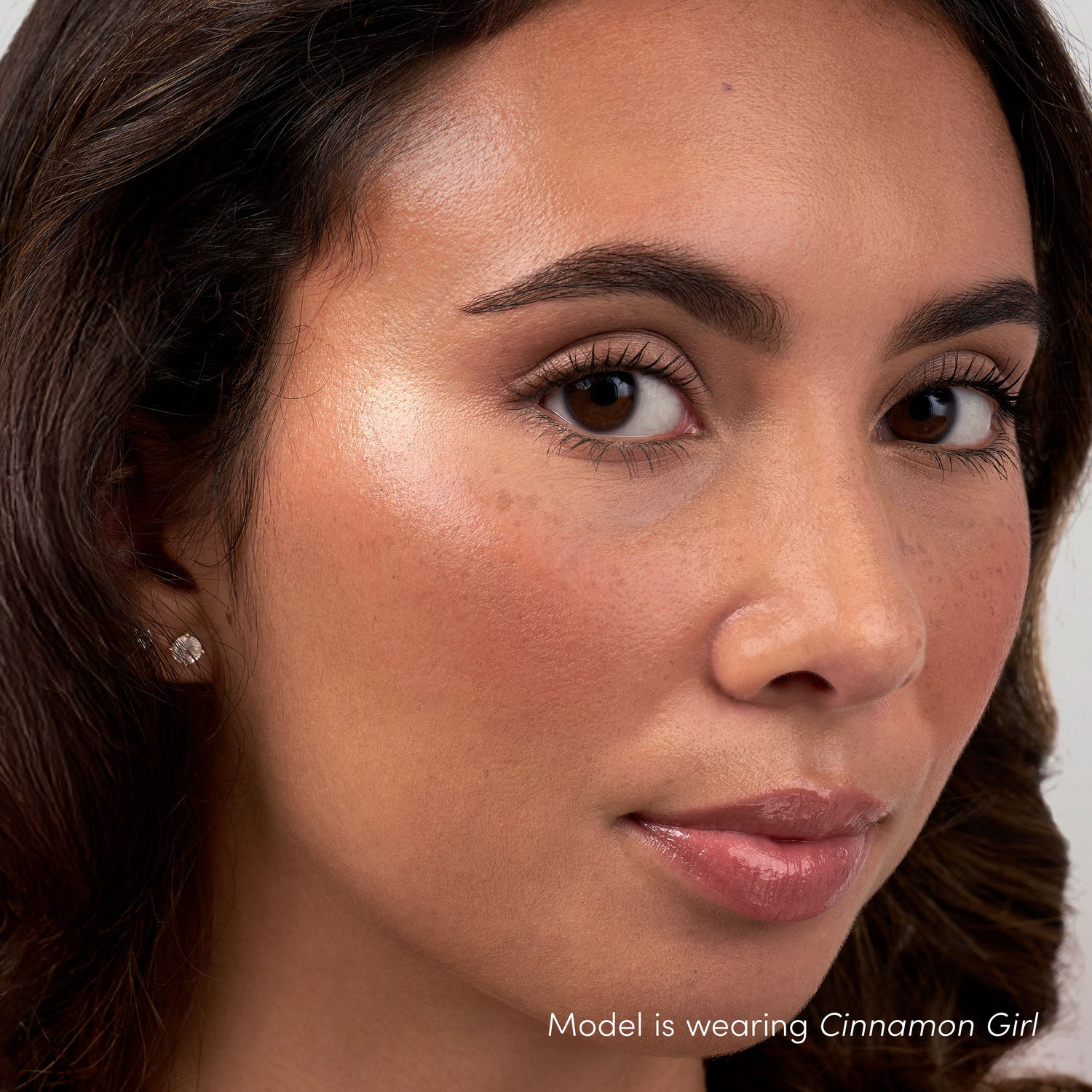 Model image of Jane Iredale ColorLuxe Liquid Blush variant: Cinammon Girl