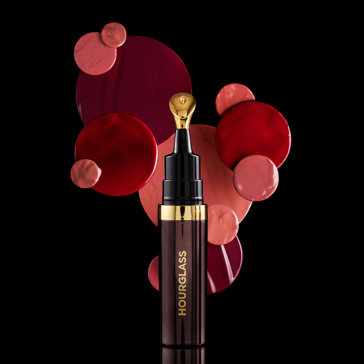 Lifestyle image of Hourglass No. 28 Lip Treatment Oil variant: Clear