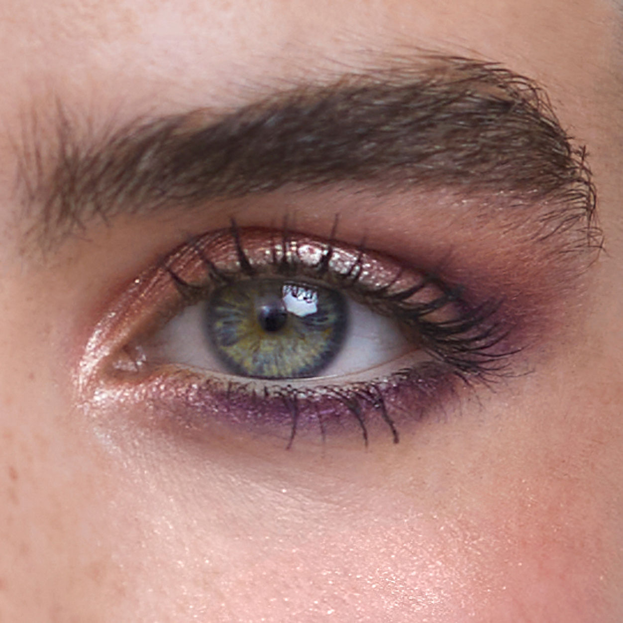 Model image of Neen Pretty Shady Pressed Pigment Trio variant: Cloud