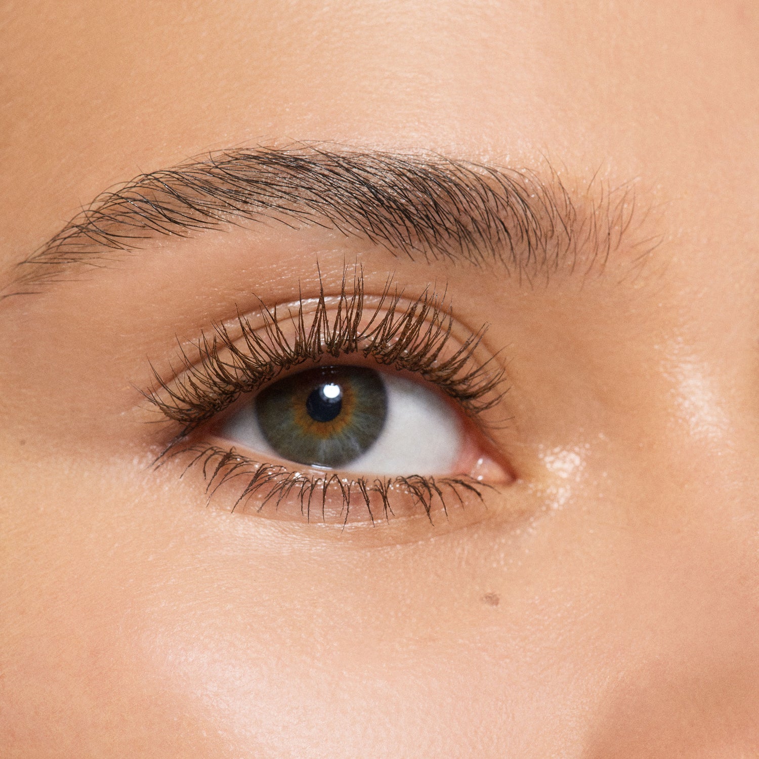 Model image of Victoria Beckham Beauty Future Lash Mascara variant: Cocoa