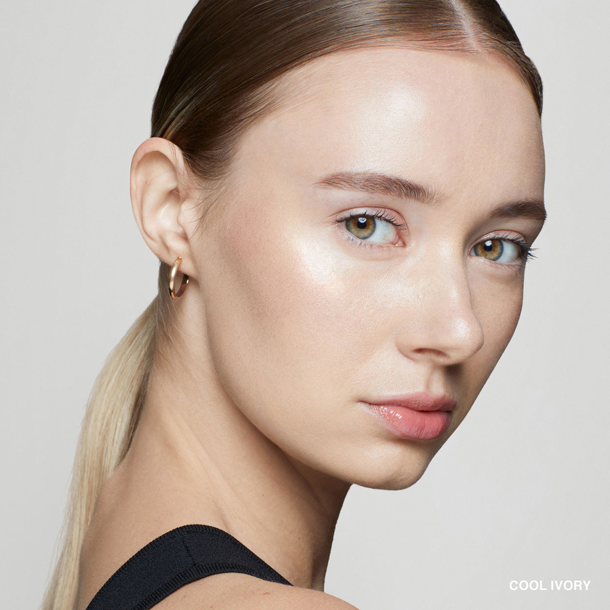 Model image of Bobbi Brown Intensive Serum Foundation SPF 40/30 variant: Cool Ivory