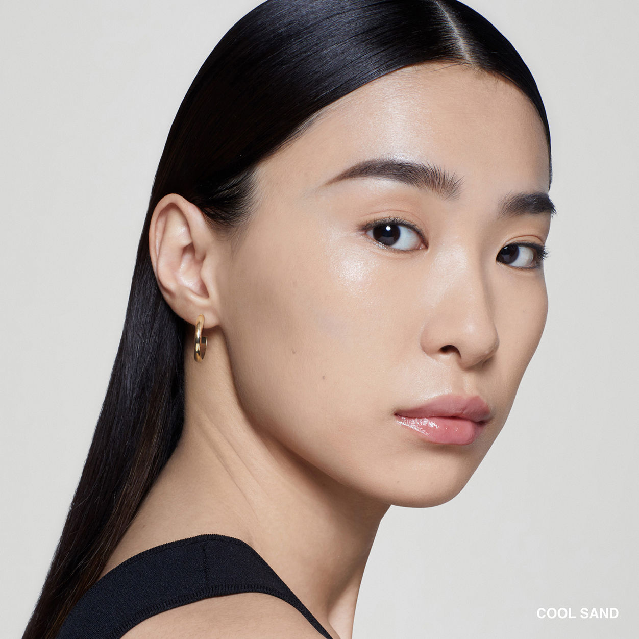 Model image of Bobbi Brown Intensive Serum Foundation SPF 40/30 variant: Cool Sand