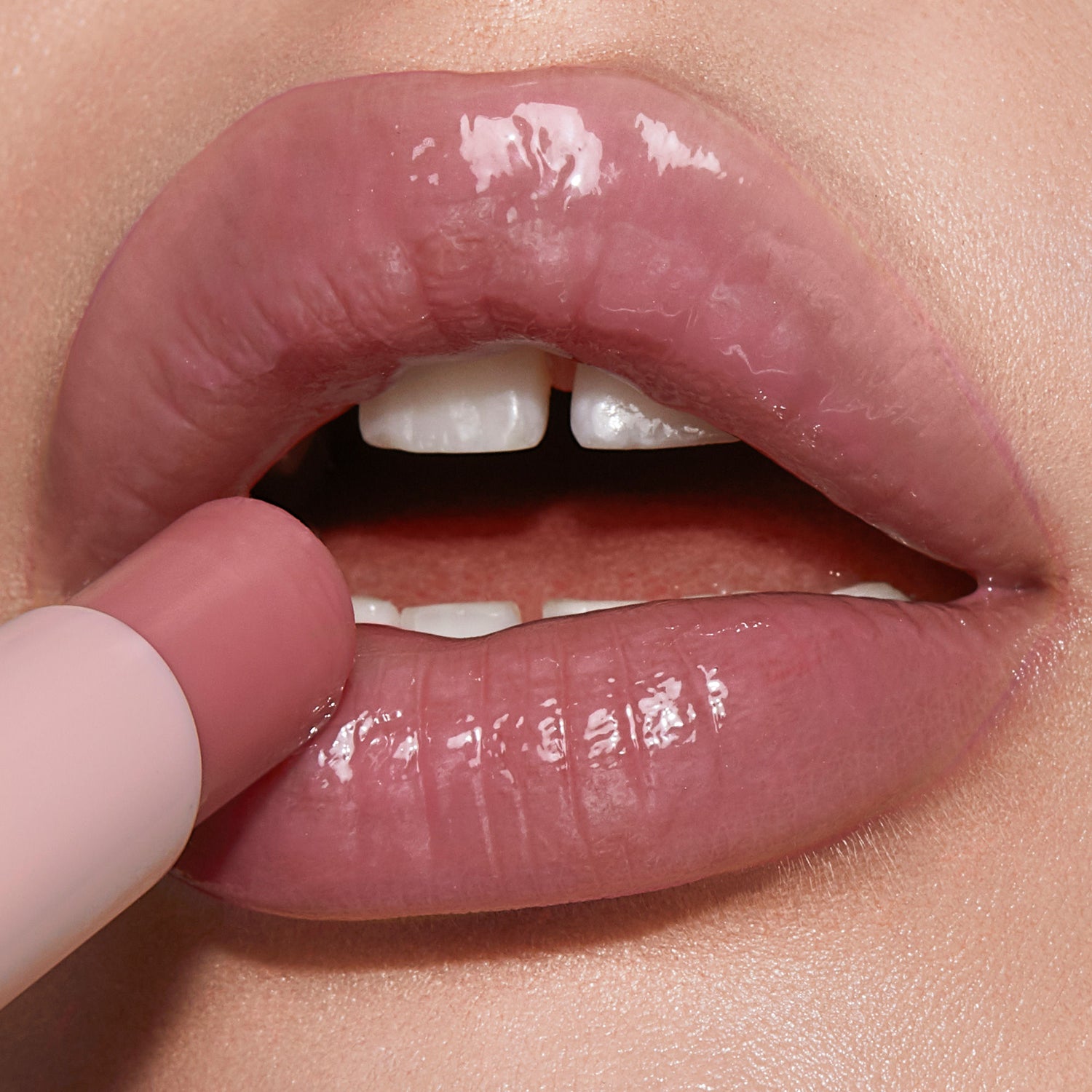 Model image of Charlotte Tilbury Crystal Happikiss variant: Crystal Happikiss