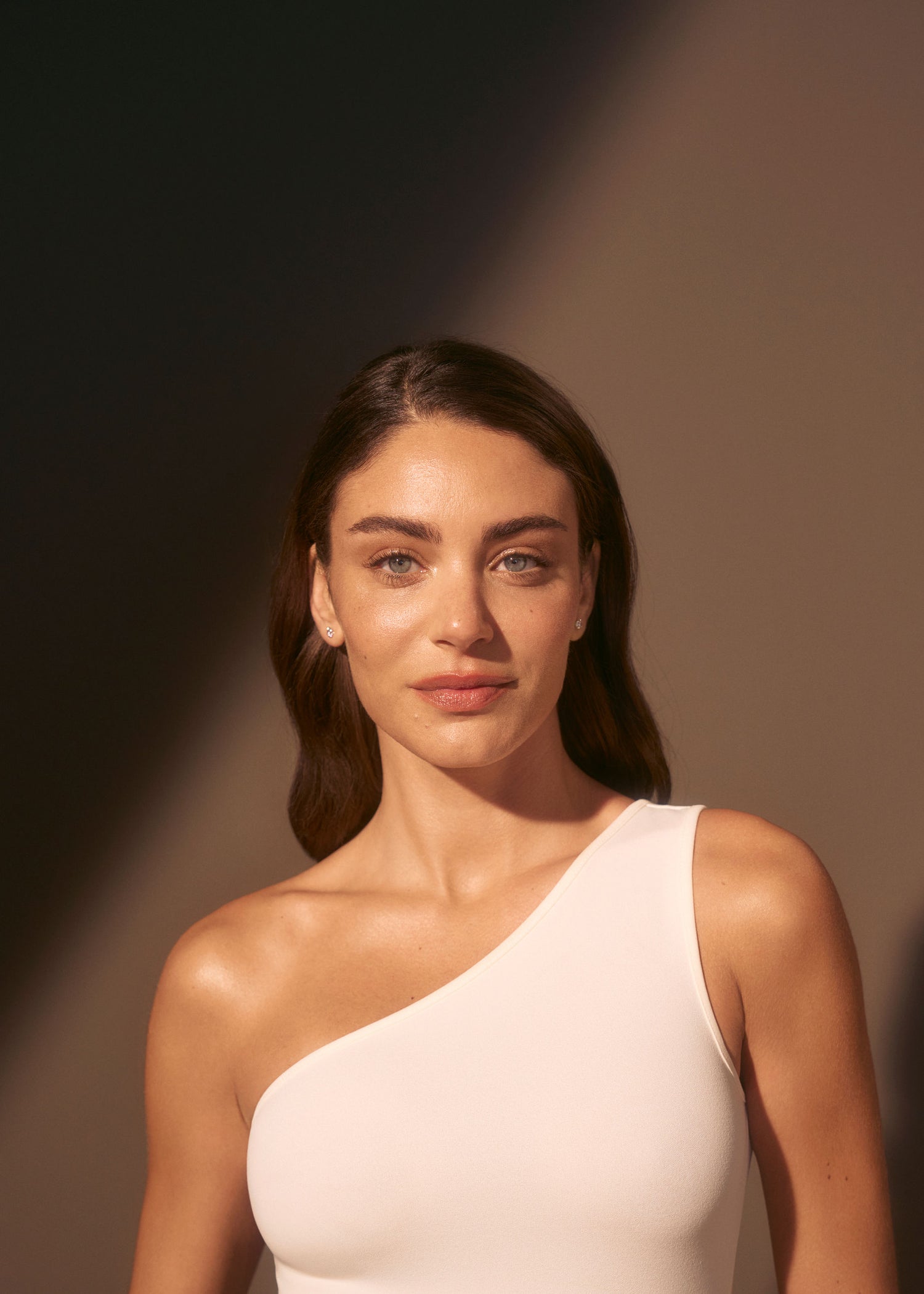 Model image of Natura Bissé Diamond Cocoon Sheer Cream variant: Deep