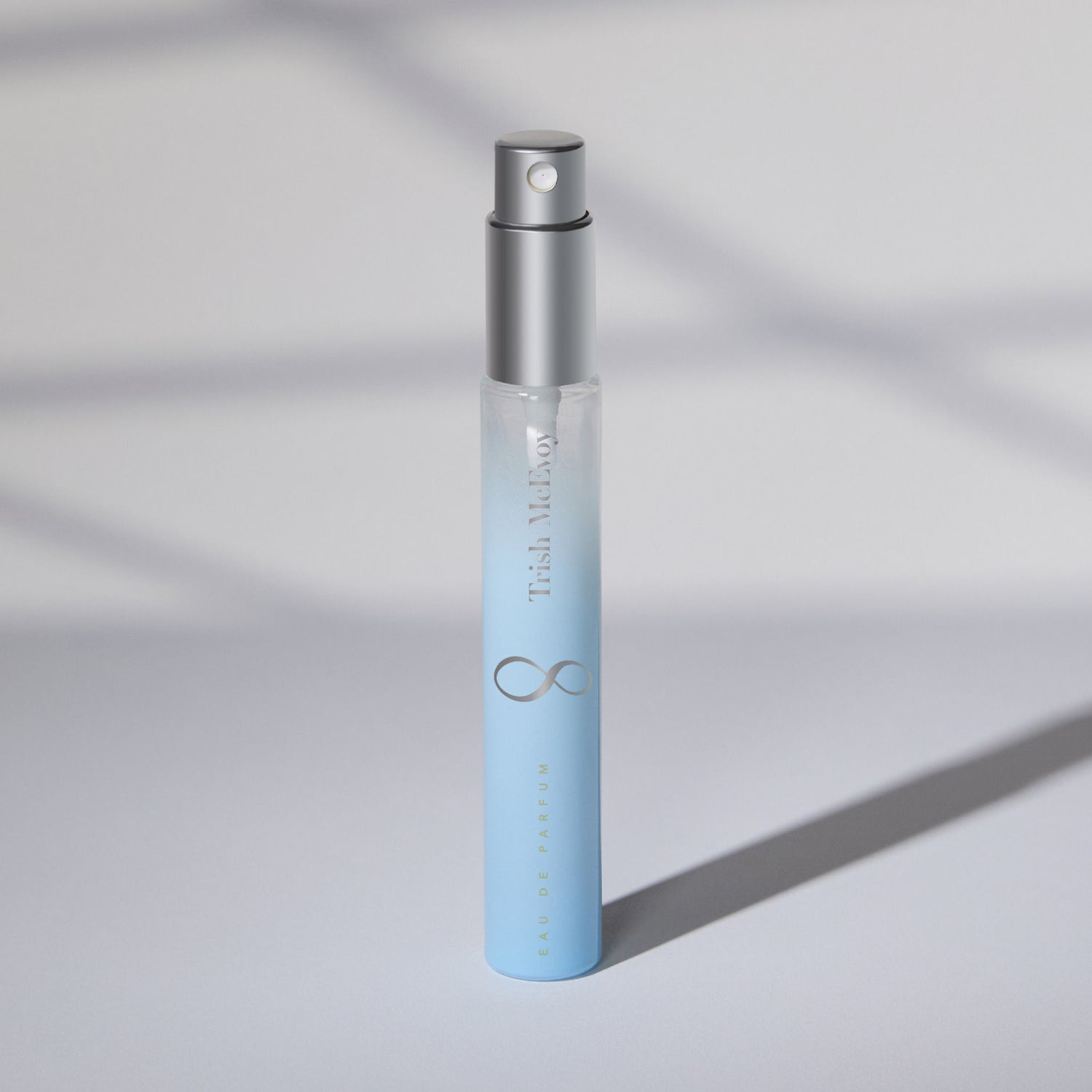 Lifestyle image of Nº 8 Eau de Parfum Pen Spray variant: Default Title