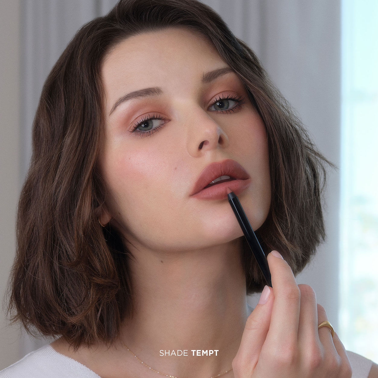 Model image of Hourglass Shape and Sculpt Lip Liner variant: Expose 1