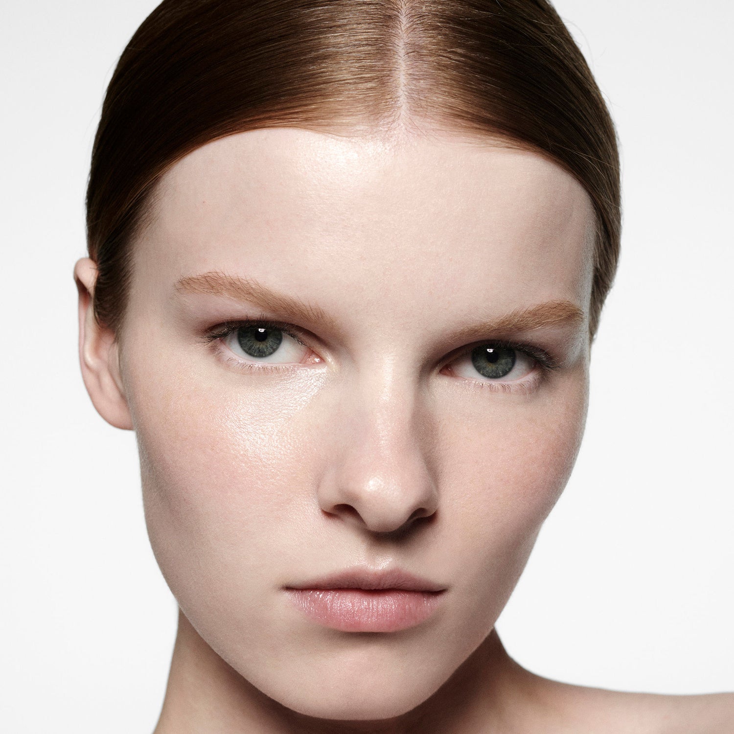 Model image of Victoria Beckham Beauty The Concealer Pen variant: FL1 - Fair Light 1