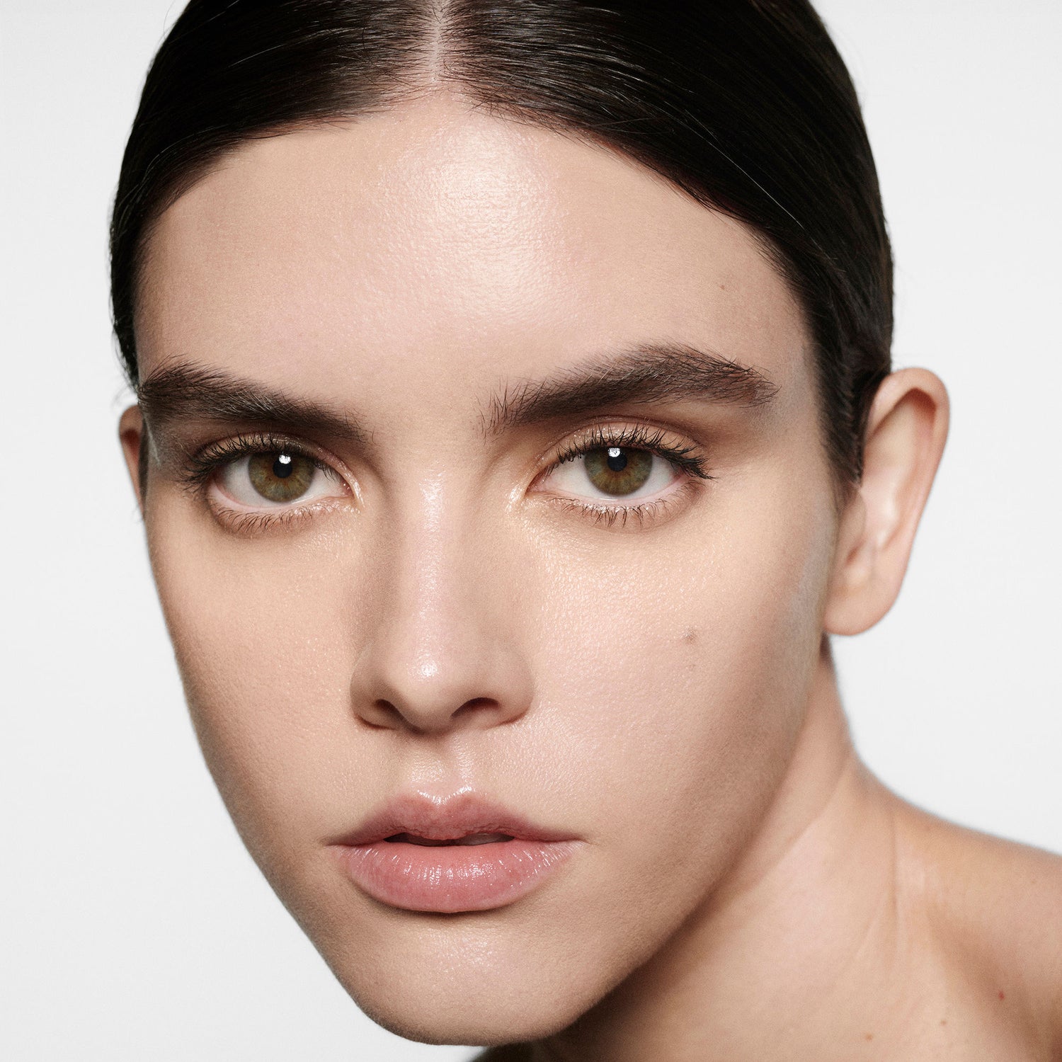 Model image of Victoria Beckham Beauty The Concealer Pen variant: FL2 - Fair Light 2