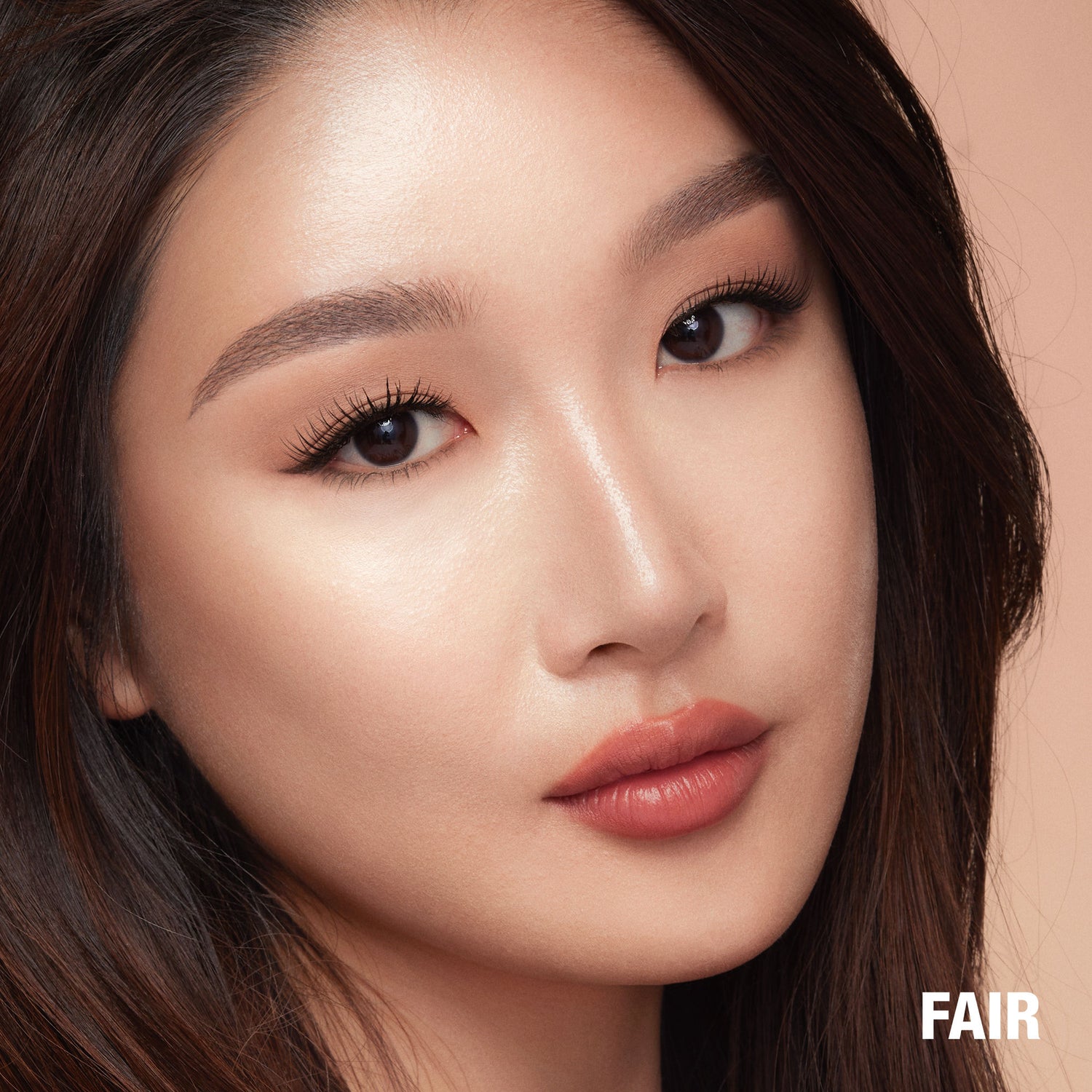 Model image of Charlotte Tilbury Hollywood Contour Wand variant: Fair