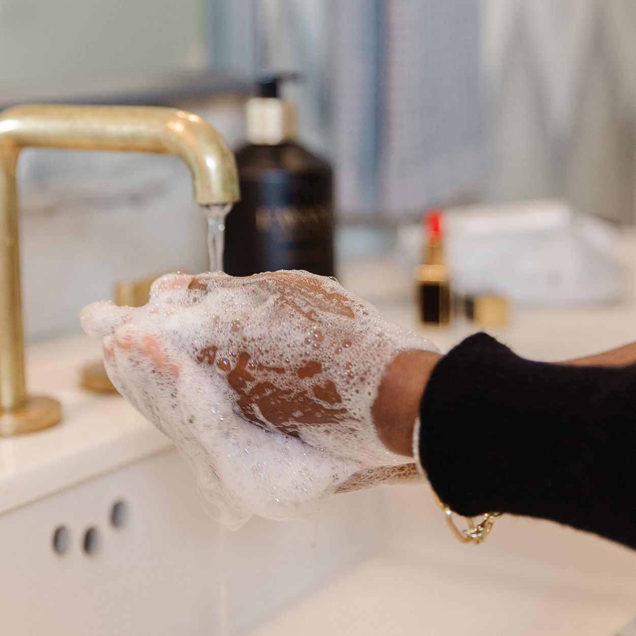 Model image of L’Avant Collective Fresh Linen Hand Soap variant: Glass Bottle (16 oz.)