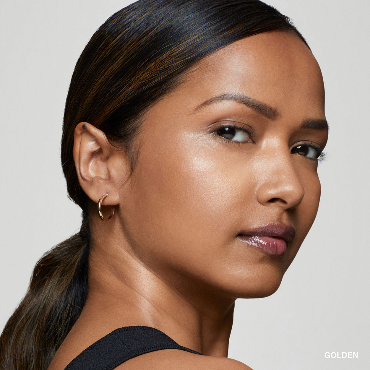 Model image of Bobbi Brown Intensive Serum Foundation SPF 40/30 variant: Golden