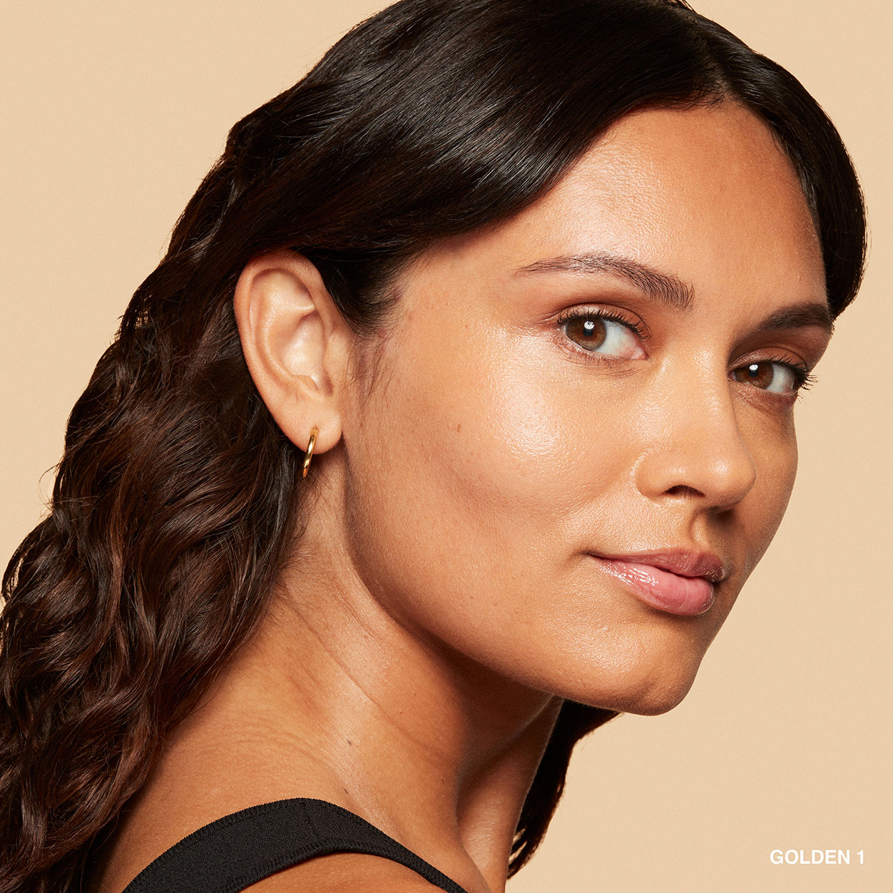 Model image of Bobbi Brown Vitamin Enriched Hydrating Skin Tint SPF 15 with Hyaluronic Acid variant: Golden 1