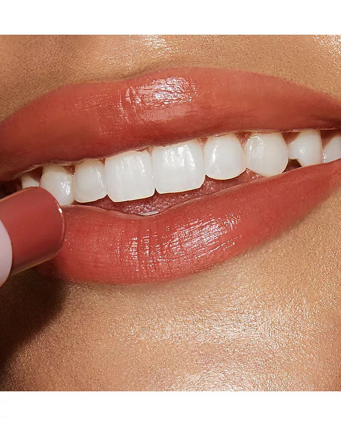 Model image of Charlotte Tilbury Hyaluronic Happikiss variant: Happipetal