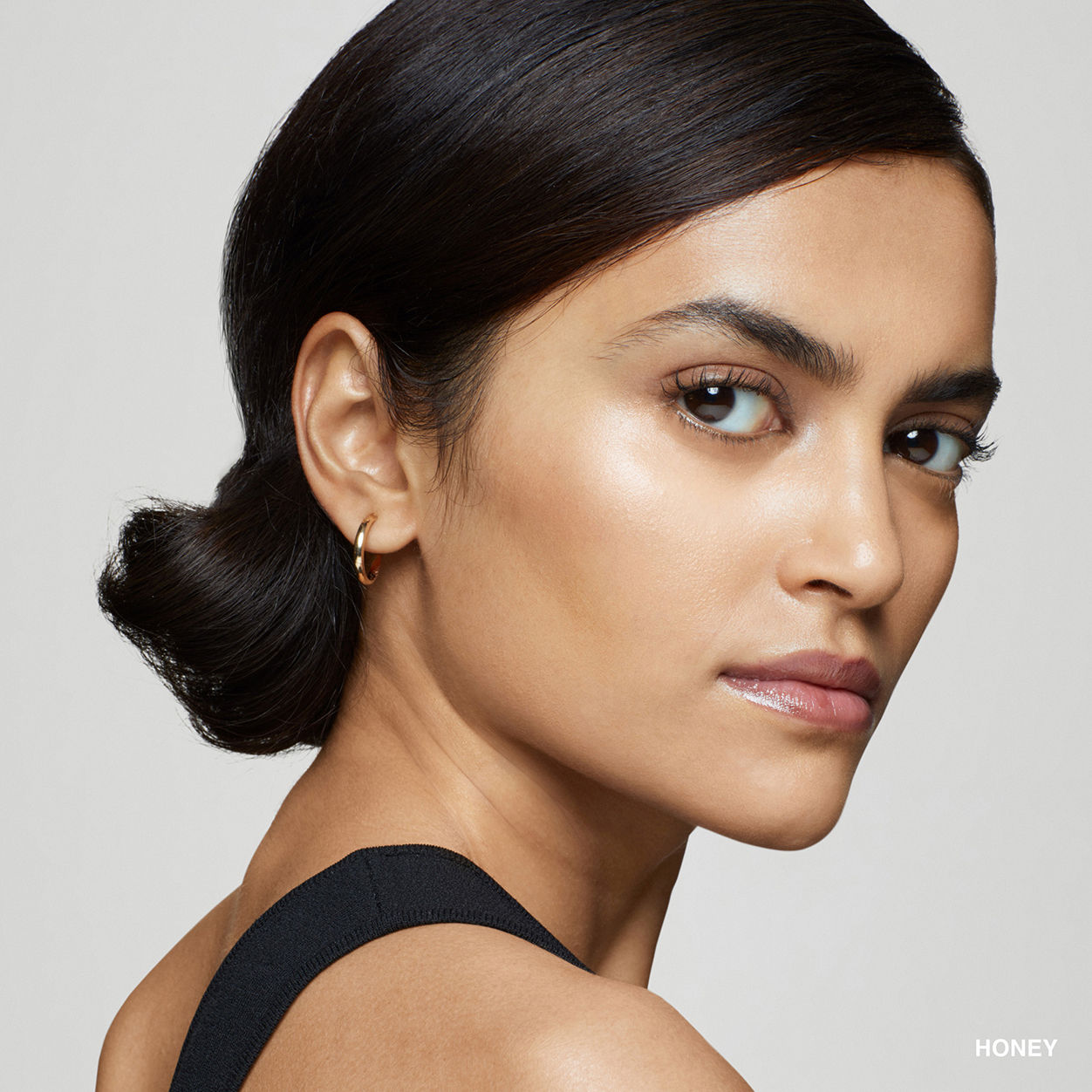 Model image of Bobbi Brown Intensive Serum Foundation SPF 40/30 variant: Honey