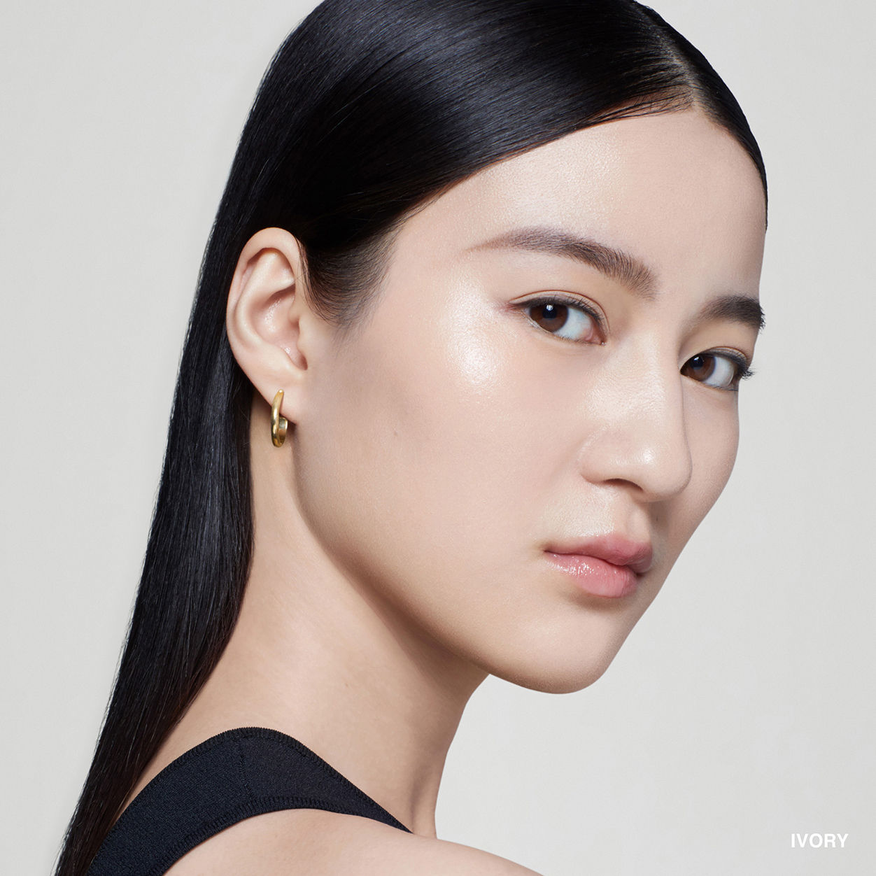 Model image of Bobbi Brown Intensive Serum Foundation SPF 40/30 variant: Ivory