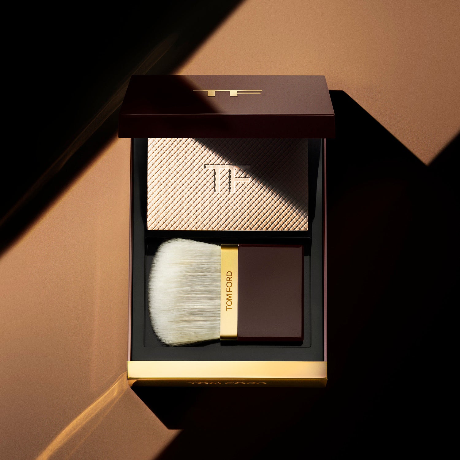 Model image of Tom Ford Architecture Soft Matte Blurring Powder variant: Ivory Fawn