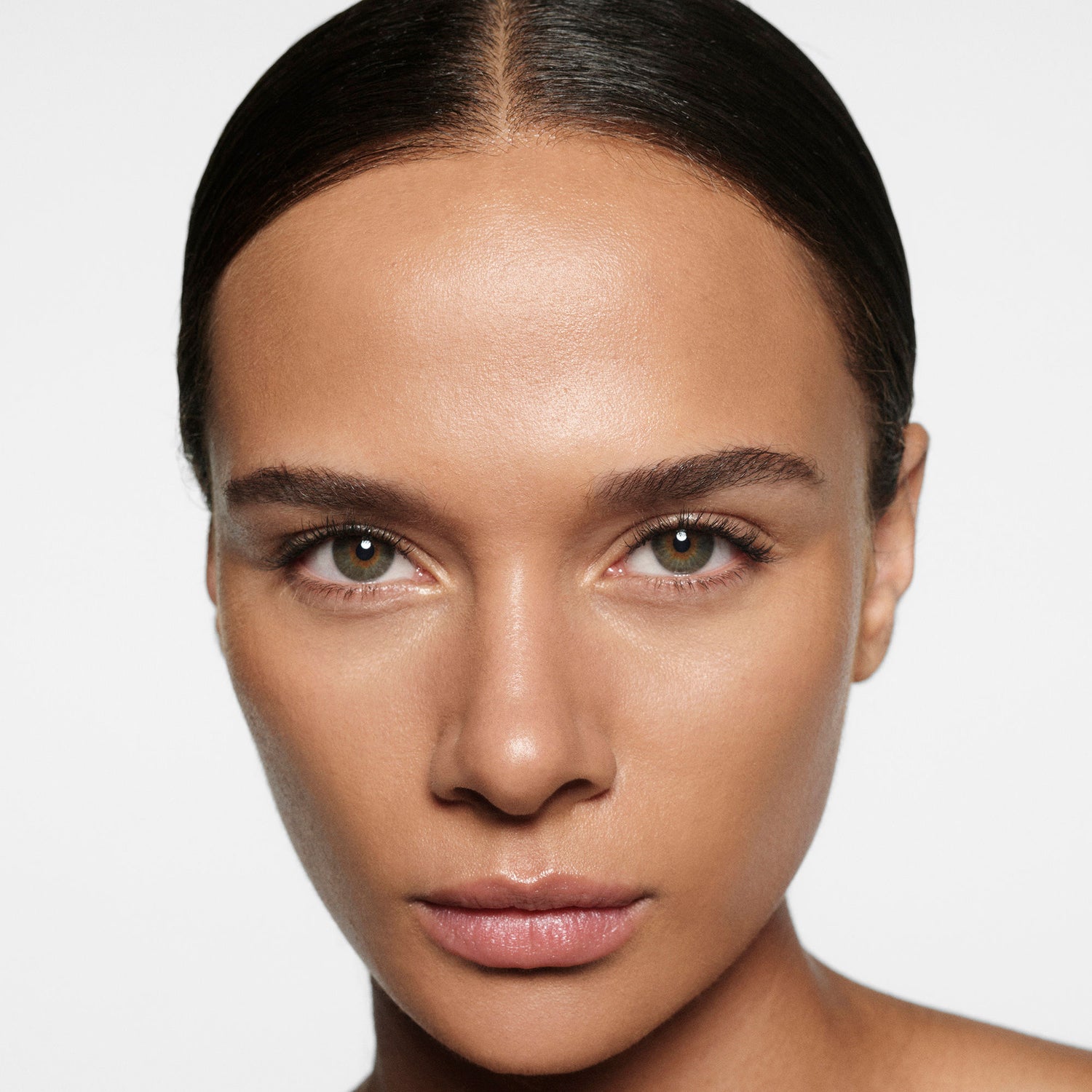 Model image of Victoria Beckham Beauty The Concealer Pen variant: LM2 - Light Medium 2