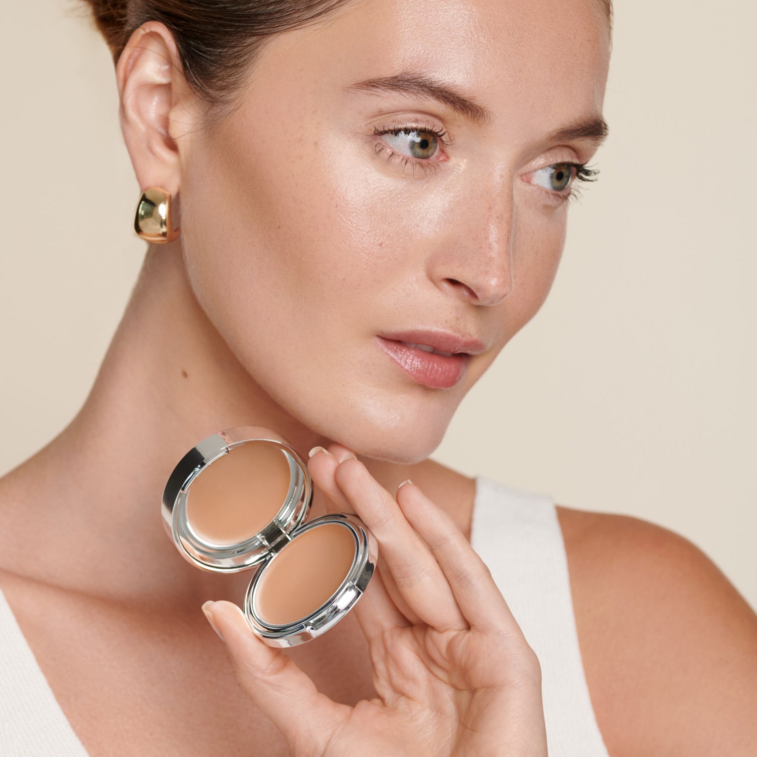 Model image of Rodial Cream Bronzer variant: Light/Medium