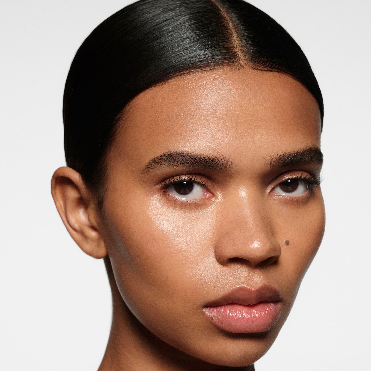 Model image of Victoria Beckham Beauty The Concealer Pen variant: MD2 - Medium Dark 2