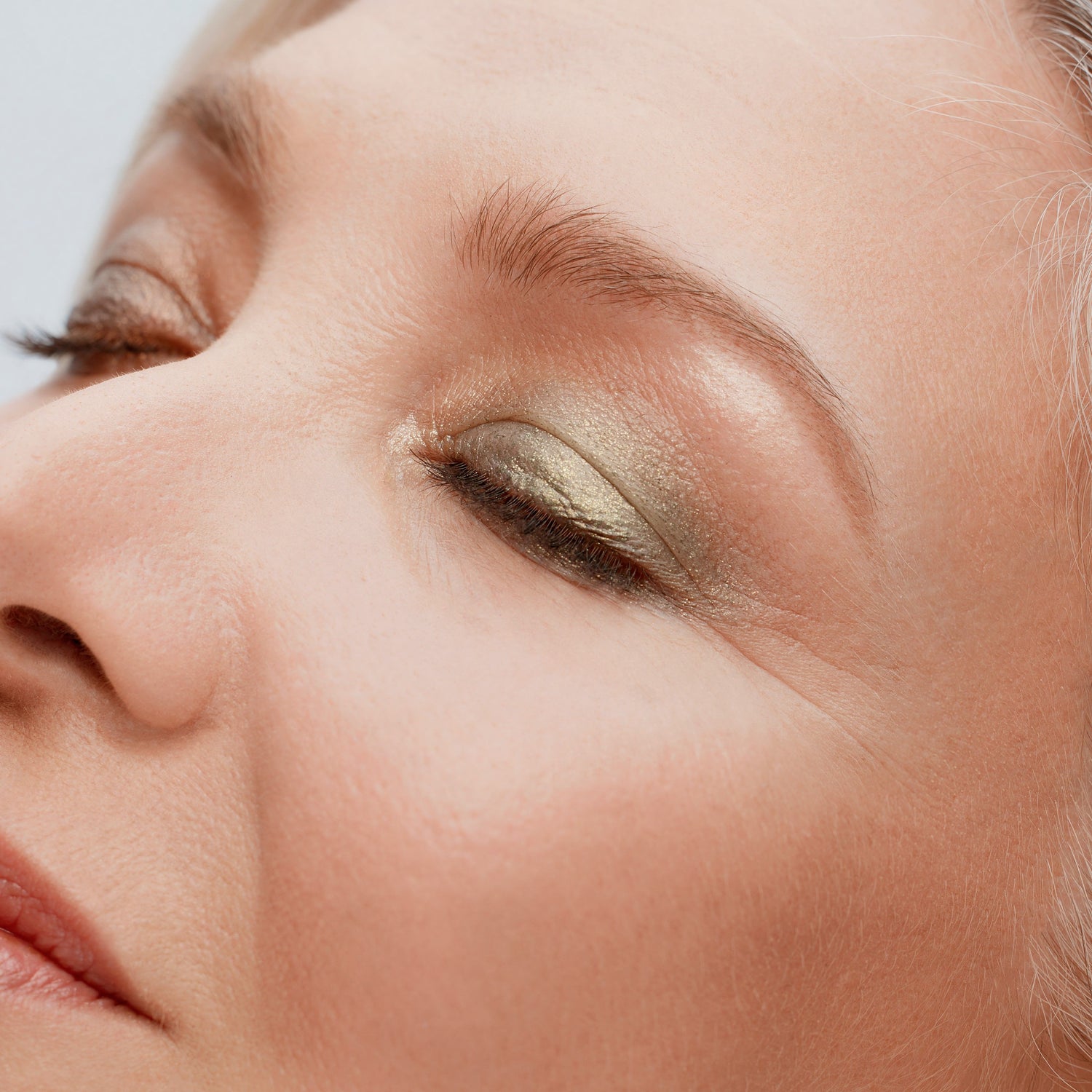 Model image of Surratt Souffle Eyeshadow variant: Matin Vert