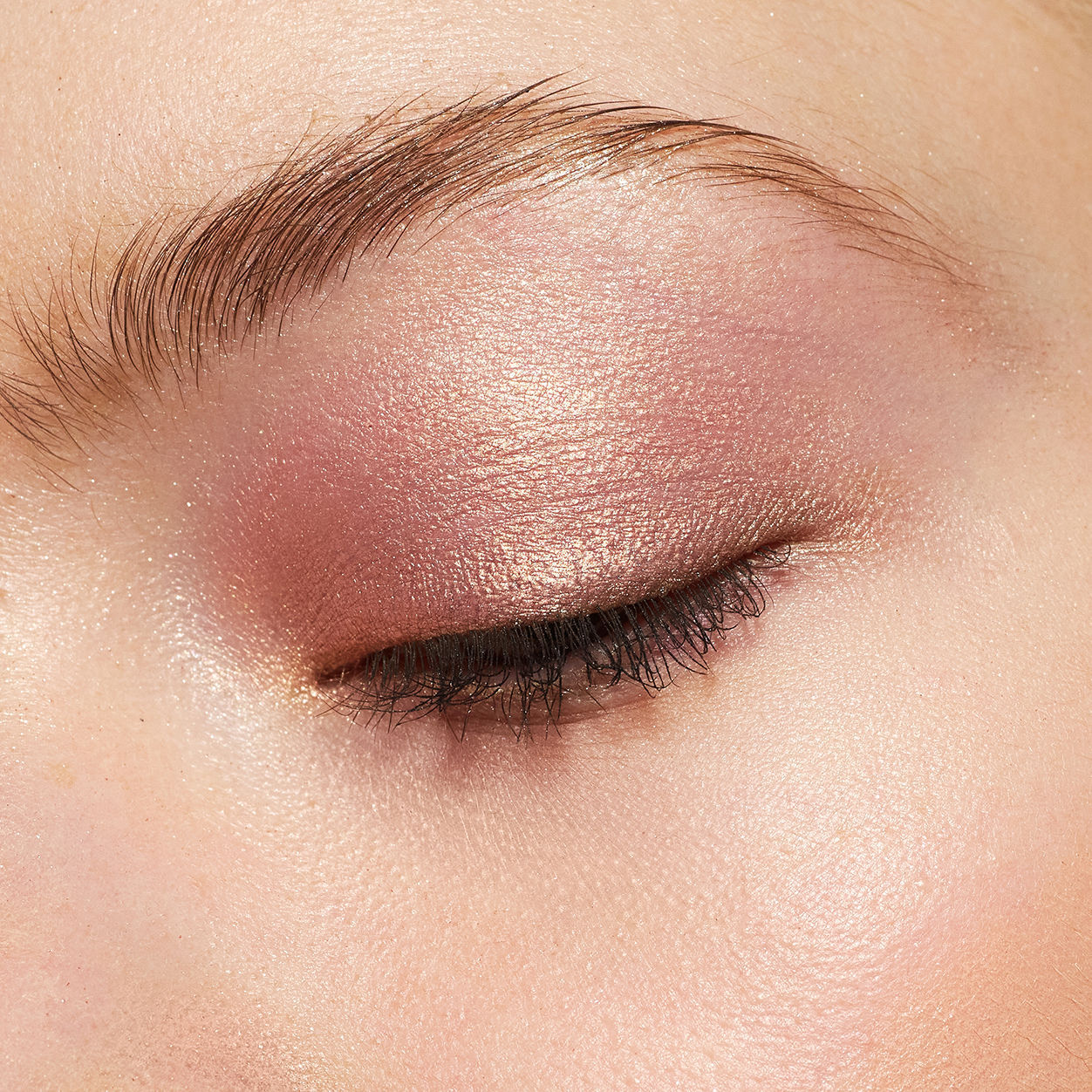 Model image of Neen Pretty Shady Pressed Pigment variant: Muse