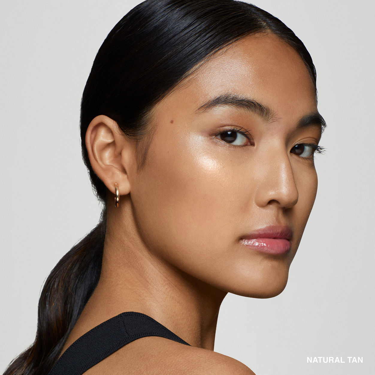 Model image of Bobbi Brown Intensive Serum Foundation SPF 40/30 variant: Natural Tan