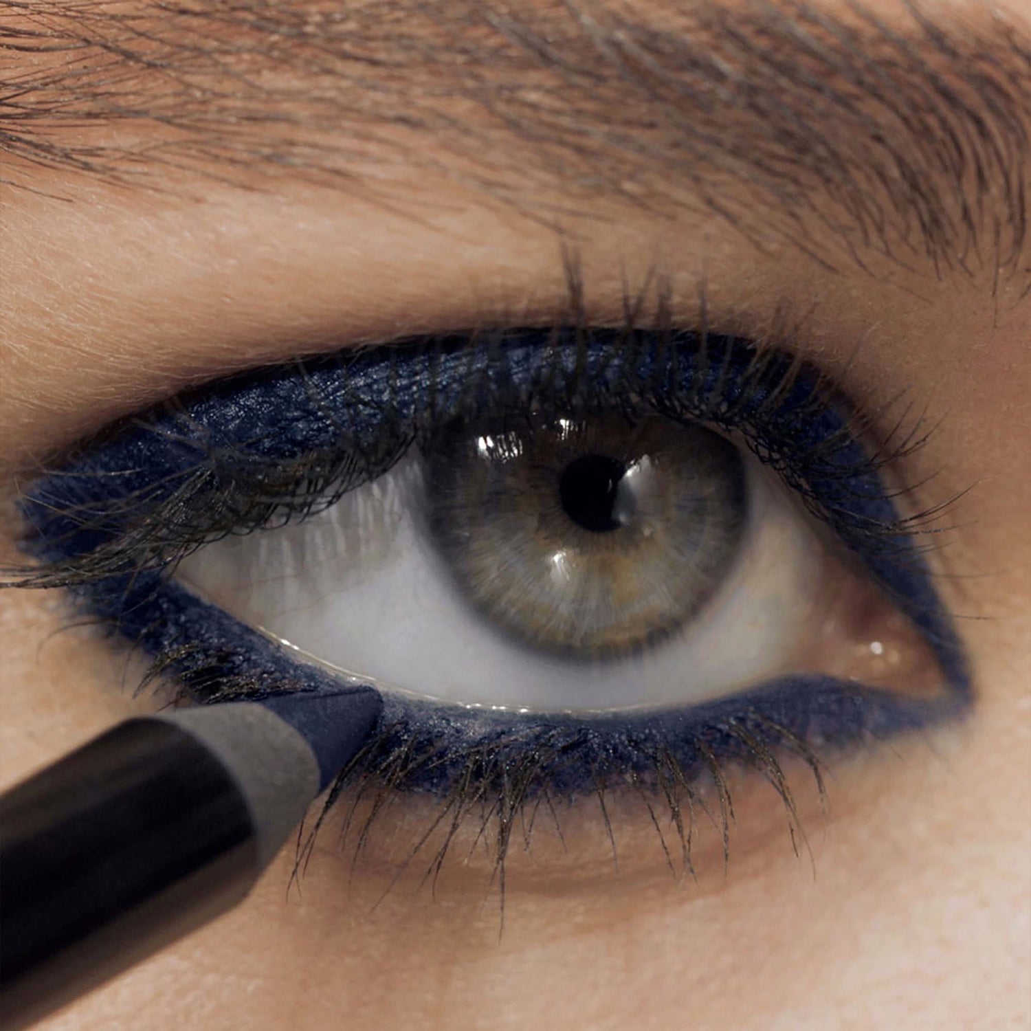 Model image of Victoria Beckham Beauty Satin Kajal Liner variant: Navy Noir