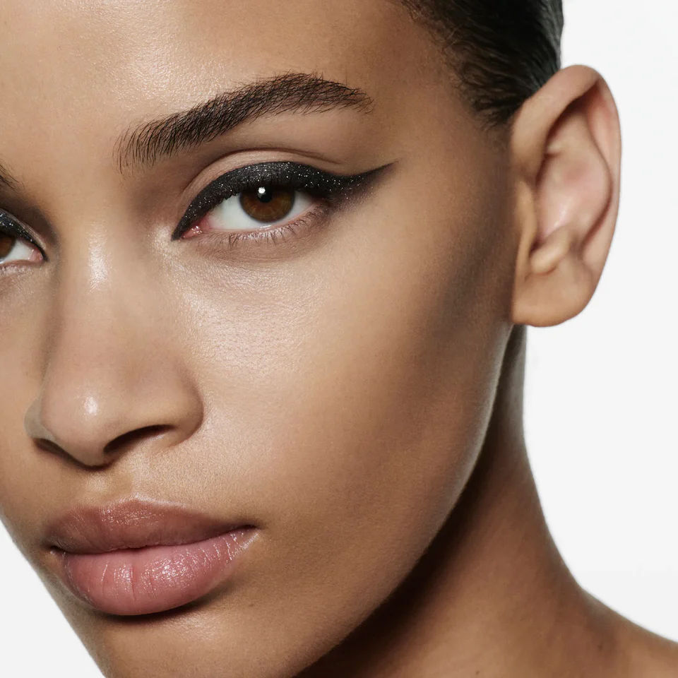 Model image of Victoria Beckham Beauty Eye Wardrobe variant: Night Flash