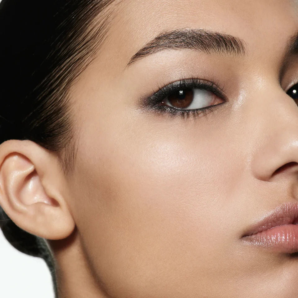 Model image of Victoria Beckham Beauty Eye Wardrobe variant: Night Flash
