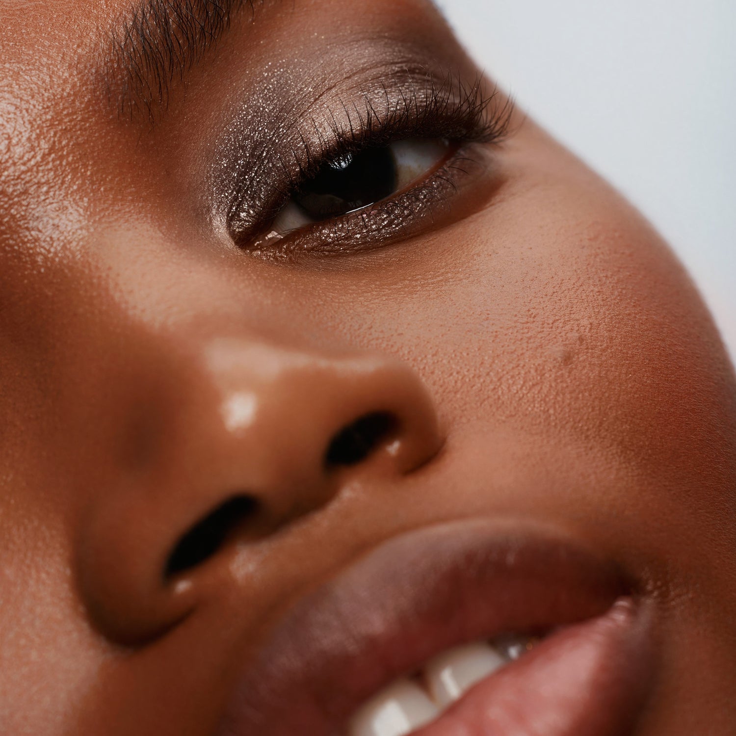Model image of Surratt Souffle Eyeshadow variant: Nuage d'Argent