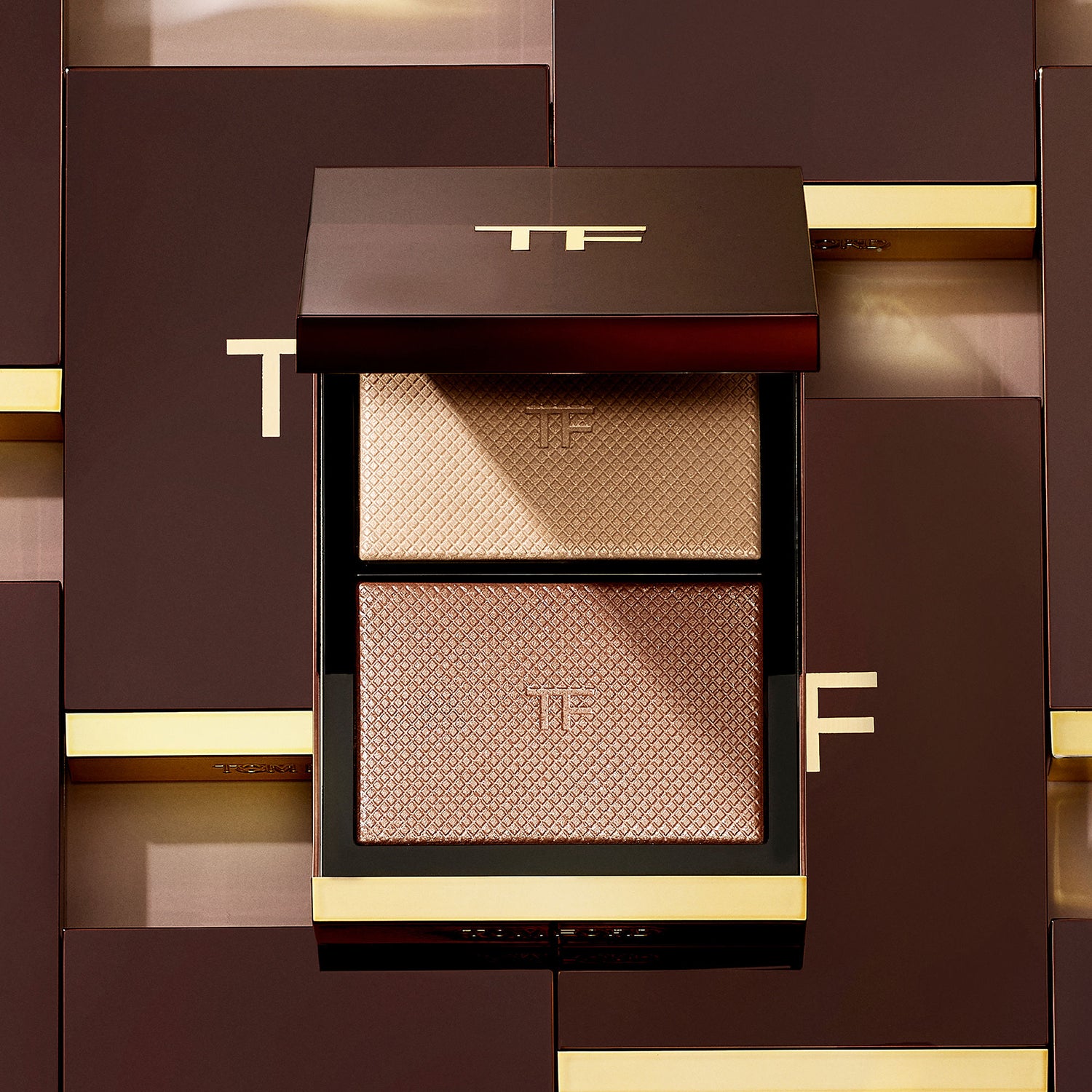Lifestyle image of Tom Ford Shade and Illuminate Highlighting Duo variant: Nudelight