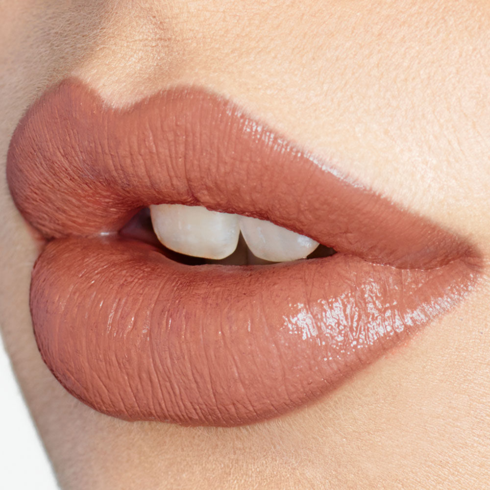 Model image of Charlotte Tilbury K.I.S.S.I.N.G. Lipstick variant: Penelope Pink