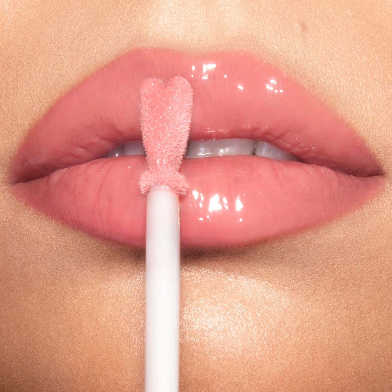 Model image of Charlotte Tilbury Collagen Lip Bath variant: Pillow Talk