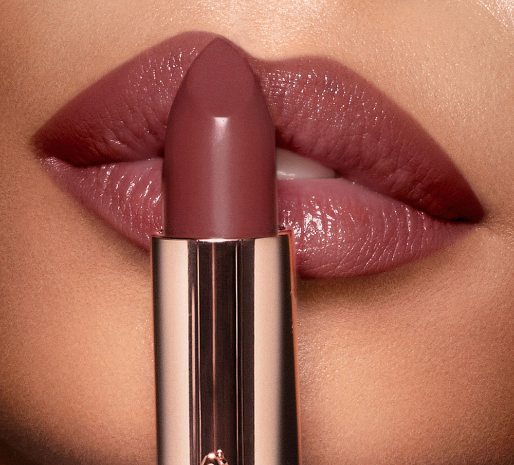 Model image of Charlotte Tilbury K.I.S.S.I.N.G. Lipstick variant: Pillow Talk Deep