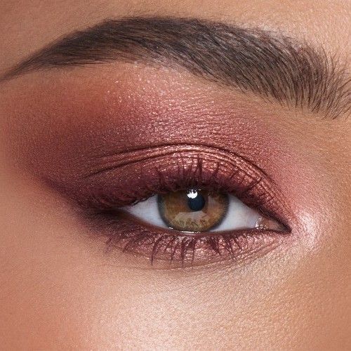 Model image of Charlotte Tilbury Luxury Palette variant: Pillow Talk Dreams