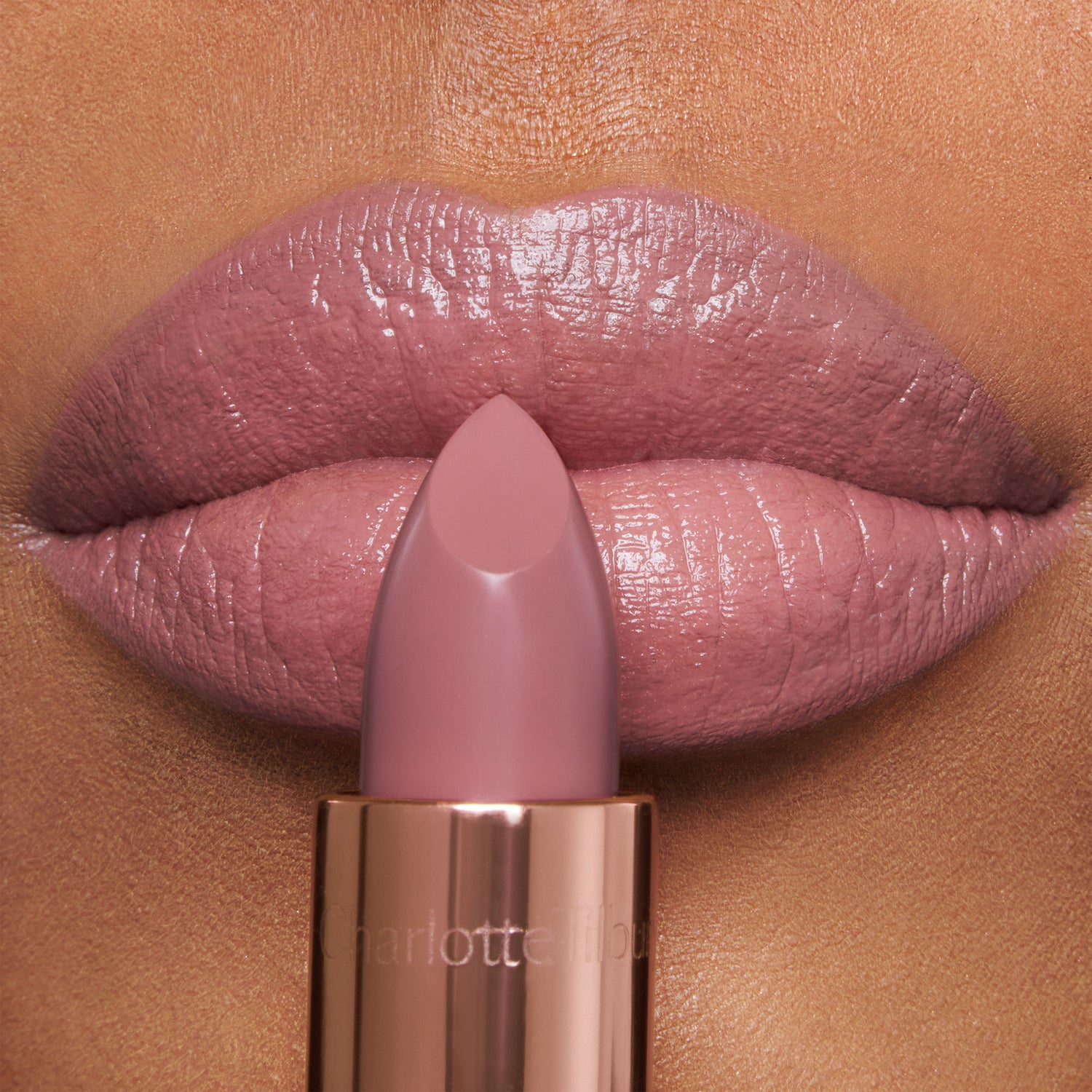Model image of Charlotte Tilbury K.I.S.S.I.N.G. Lipstick variant: Pillow Talk Fair