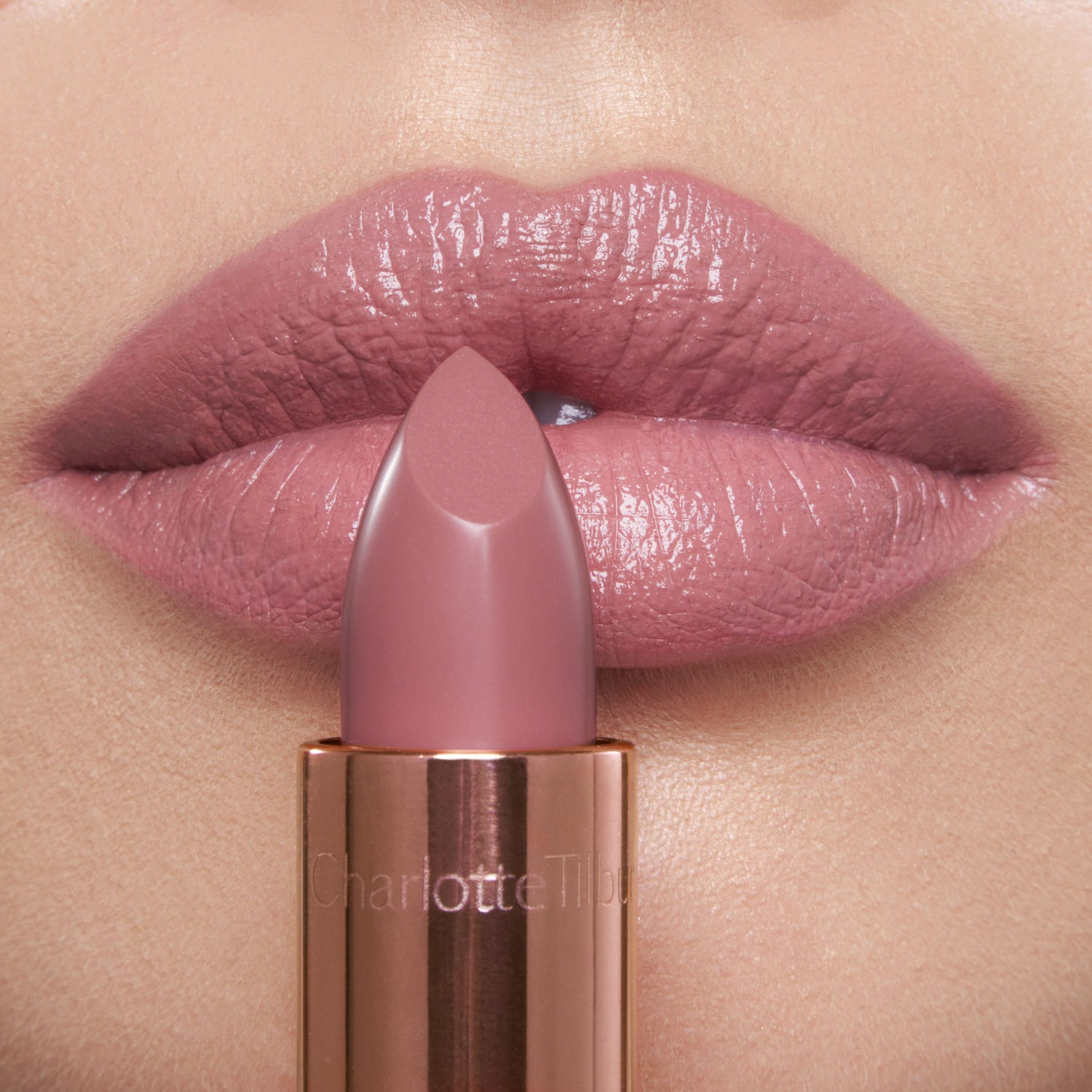 Model image of Charlotte Tilbury K.I.S.S.I.N.G. Lipstick variant: Pillow Talk Fair