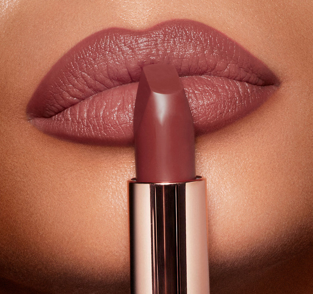 Model image of Charlotte Tilbury Matte Revolution variant: Pillow Talk Medium