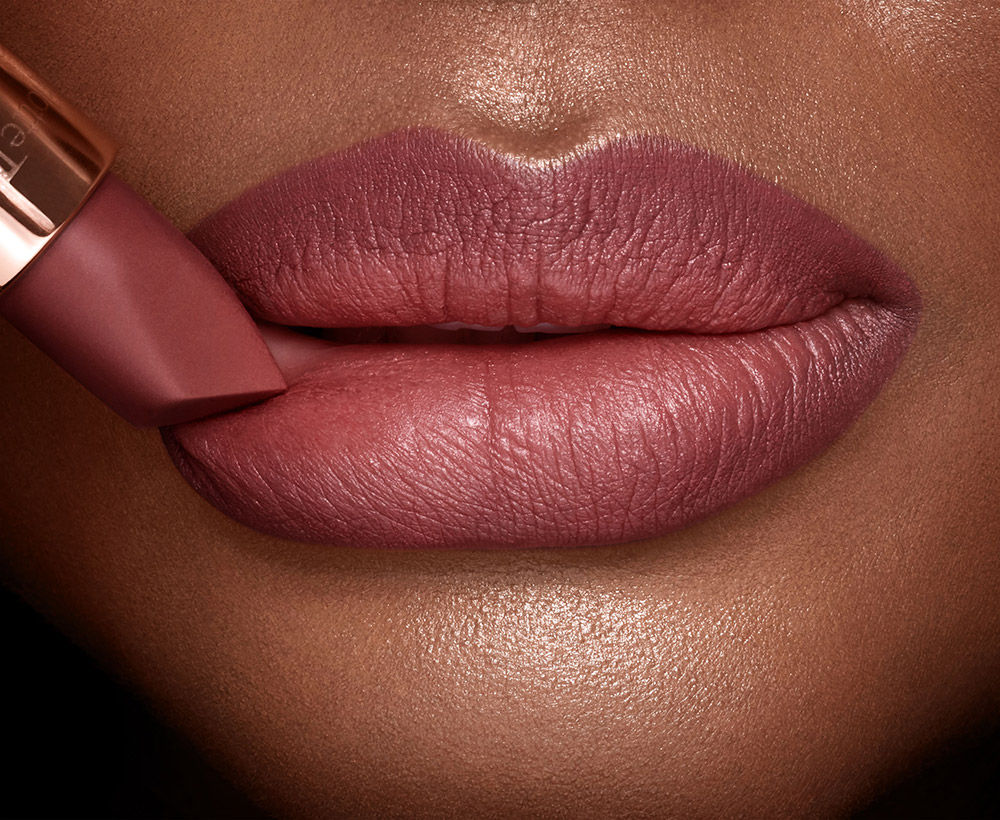 Model image of Charlotte Tilbury Matte Revolution variant: Pillow Talk Medium