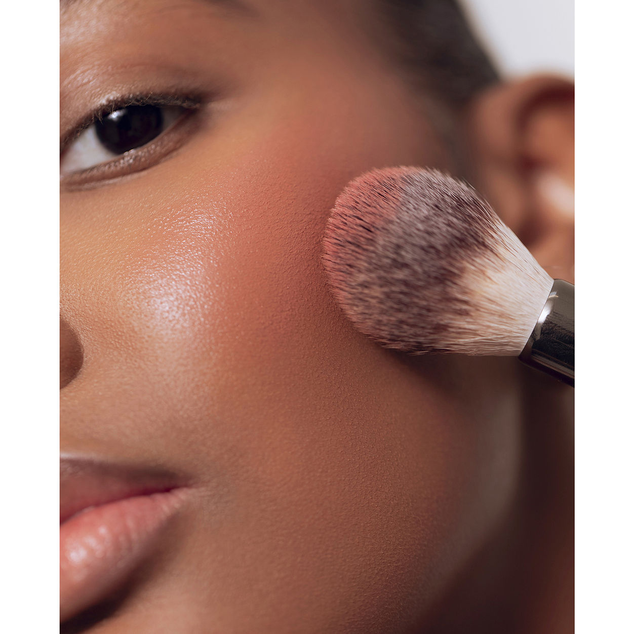 Model image of Róen Cheeky Blush variant: Pink Dusk